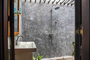 Dusche, Haartrockner, Handtücher