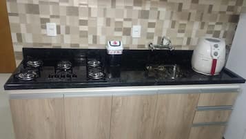 Geladeira, micro-ondas, cooktop, cafeteira/chaleira