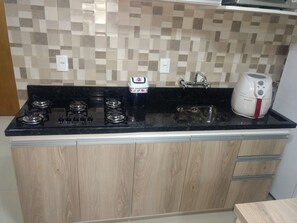 Frigorífico, microondas, placa de cocina y cafetera o tetera