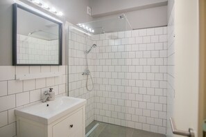 Appartement Deluxe, vue ville | Salle de bain | Douche, douche à « effet pluie », sèche-cheveux, serviettes fournies