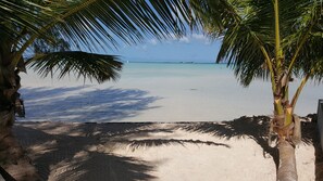 Sulla spiaggia, lettini da mare