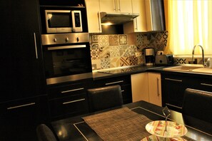 Kühlschrank, Mikrowelle, Ofen, Herdplatte