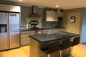 Jääkaappi, mikroaaltouuni, uuni, astianpesukone