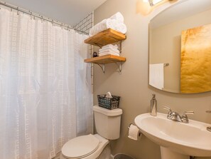 Douche, séchoir à cheveux, serviettes fournies