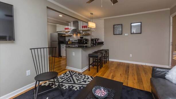 Un apartamento moderno con cocina, comedor y sala de estar.