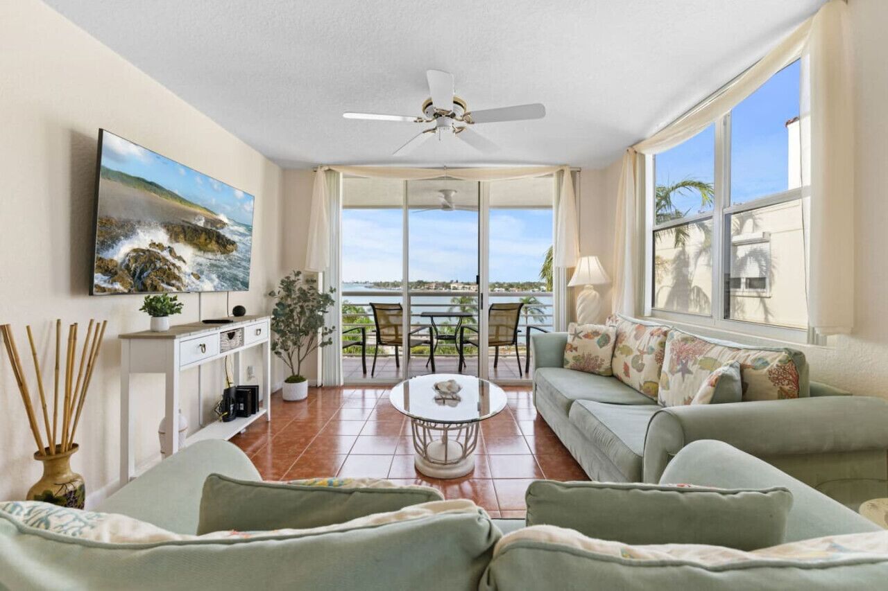 St. Pete Isla Bahia Vista 11-540: Top Floor