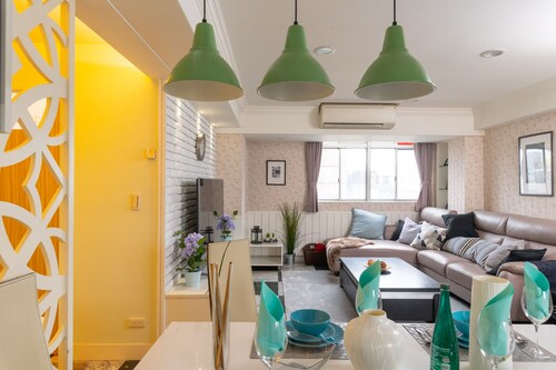 Large Longshan Temple Exit 3, 3BR/2B Local Living