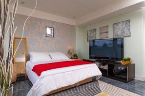 3 bedrooms, desk, iron/ironing board, travel cot