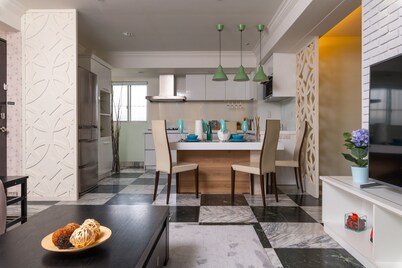 Large Longshan Temple Exit 3, 3BR/2B Local Living