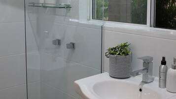 Douche, sèche-cheveux, serviettes fournies, savon