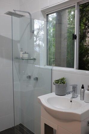 Shower, hair dryer, towels, soap - Tranquil rainforest apartment, close to Bangalow village, 15 mins to Byron Bay (Binna Burra)