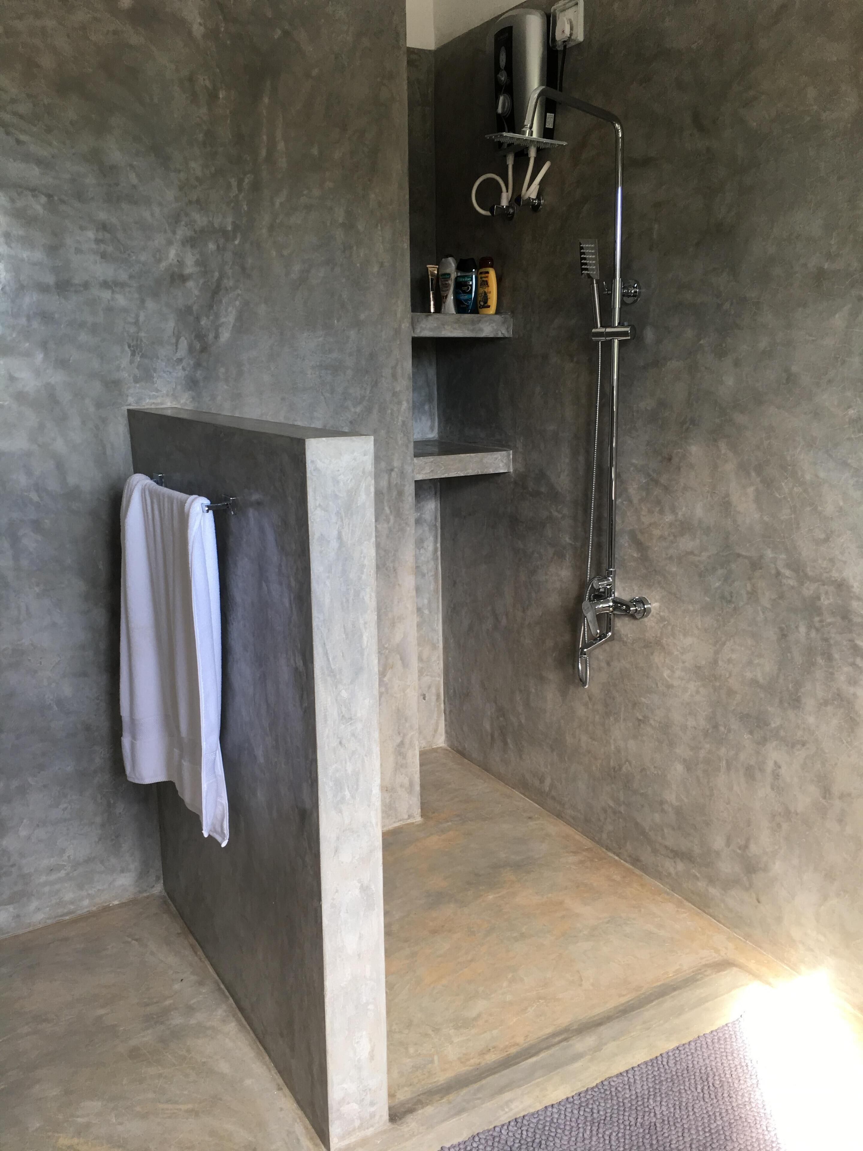 Een douche, een haardroger, handdoeken, zeep
