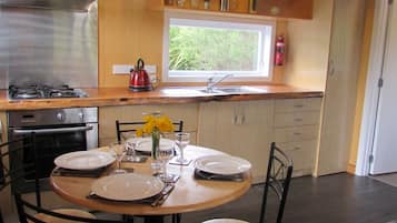 Fridge, oven, stovetop, electric kettle