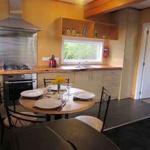 Fridge, oven, stovetop, electric kettle - Slice of heaven cabin (Tauranga)