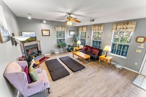 Een televisie en een open haard