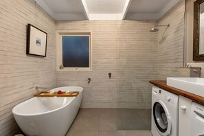 Badkar, handdukar, tvål och toalettpapper