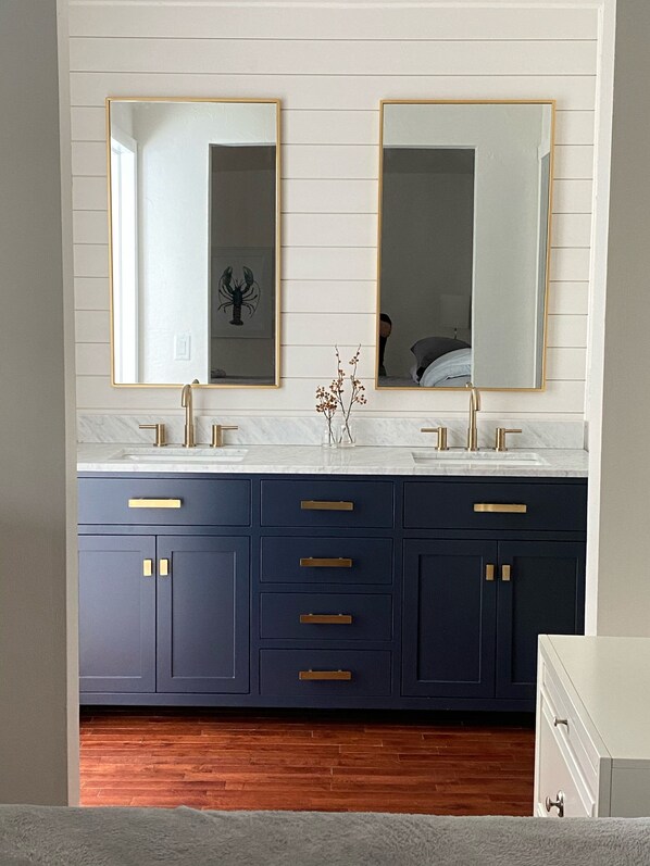 3 chambres, bureau, fer et planche à repasser, lit parapluie