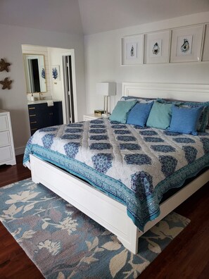 3 bedrooms, desk, iron/ironing board, travel crib