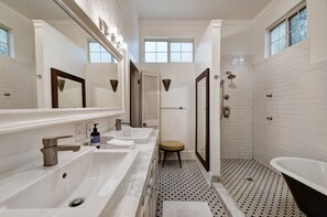 Combined shower/bathtub, hair dryer, towels, soap - GORGEOUS - SPACIOUS - BOUTIQUE - DOWNTOWN - Seiders East Historic House (Austin)