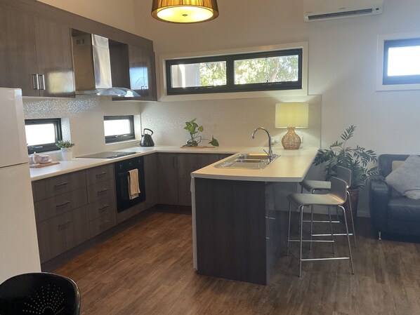 Fridge, microwave, oven, stovetop - Two bedroom villa, self contained, wifi, parking, big kitchen, private entrance (Como)