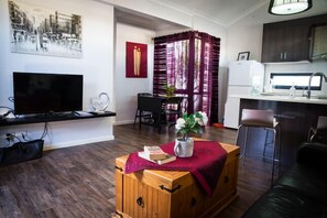 Télévision, lecteur de DVD, livres