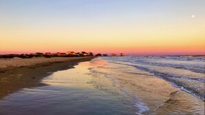 A beach with a row of houses along the shore. - Newly renovated- Panoramic Ocean Views Seconds to the Beach - Sandy Feet Retreat (Freeport)