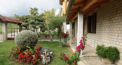 Das Apartment Pino befindet sich in einer ruhigen Stadt in Istrien Roč.