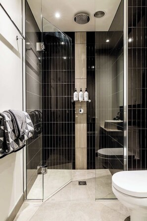 Regadera, amenidades de baño gratuitas, secadora de cabello, jabón