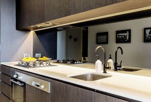 Fridge, microwave, oven, stovetop - Luxury Apartment with a View in the CBD (Melbourne City)