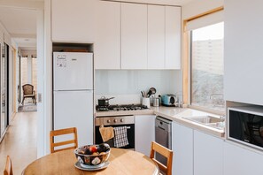 Réfrigérateur, four à micro-ondes, un four, surface de cuisson