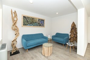 Televisión de pantalla plana y tenis de mesa 