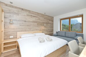 1 habitación, caja de seguridad en la habitación y escritorio 
