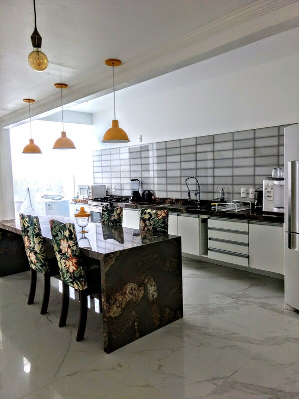 Geladeira, micro-ondas, fogão, cooktop