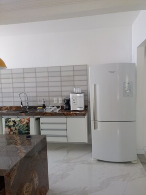 Geladeira, micro-ondas, fogão, cooktop