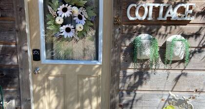 Serenity Hill B n B - Private Country Cottage on the Scenic Devils Backbone