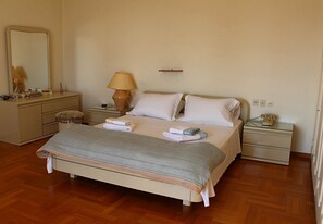 5 slaapkamers, een bureau, een strijkplank/strijkijzer, wifi