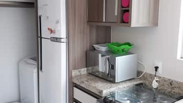 Geladeira, micro-ondas, fogão, cooktop
