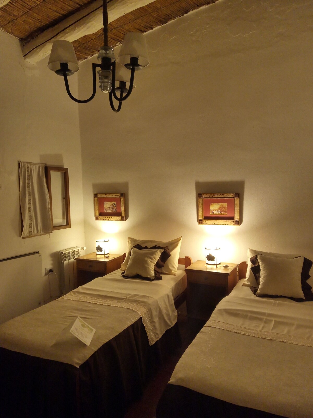 Habitación estándar con 2 camas individuales, baño privado, vistas al patio (Hojitas de Cedrón) | Colchones viscoelásticos y ropa de cama