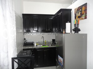 Réfrigérateur, micro-ondes, four, plaque de cuisson