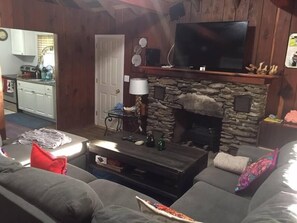 Tv, eldstad, dvd-spelare och ett bordtennisbord