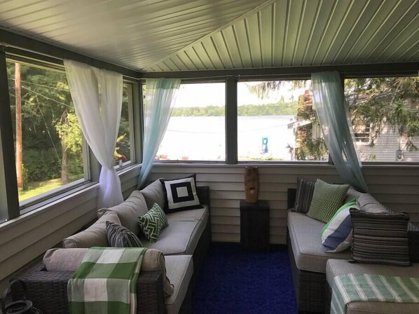 Télévision, cheminée, lecteur de DVD, table de tennis de table