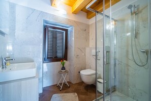 Badewanne, Haartrockner, Bidet, Handtücher