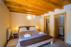 5 bedrooms, in-room safe, iron/ironing board, free WiFi