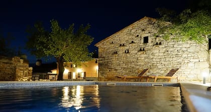 LUXUSVILLA AUF GERÄUMIGEM PRIVATEM EIGENTUM