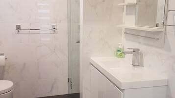 Douche, articles de toilette gratuits, sĂšche-cheveux