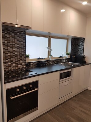 Fridge, microwave, oven, stovetop - A home away from home (Glenwood)