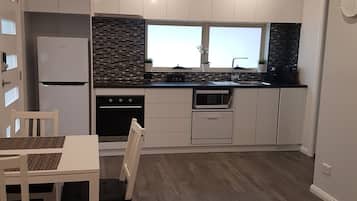 Kühlschrank, Mikrowelle, Ofen, Herdplatte