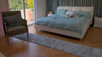 2 bedrooms, iron/ironing board, internet, bed sheets