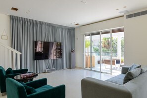 Fernseher, Kamin, Videospiele, DVD-Player