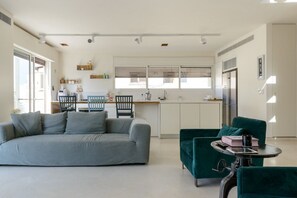 Fernseher, Kamin, Videospiele, DVD-Player